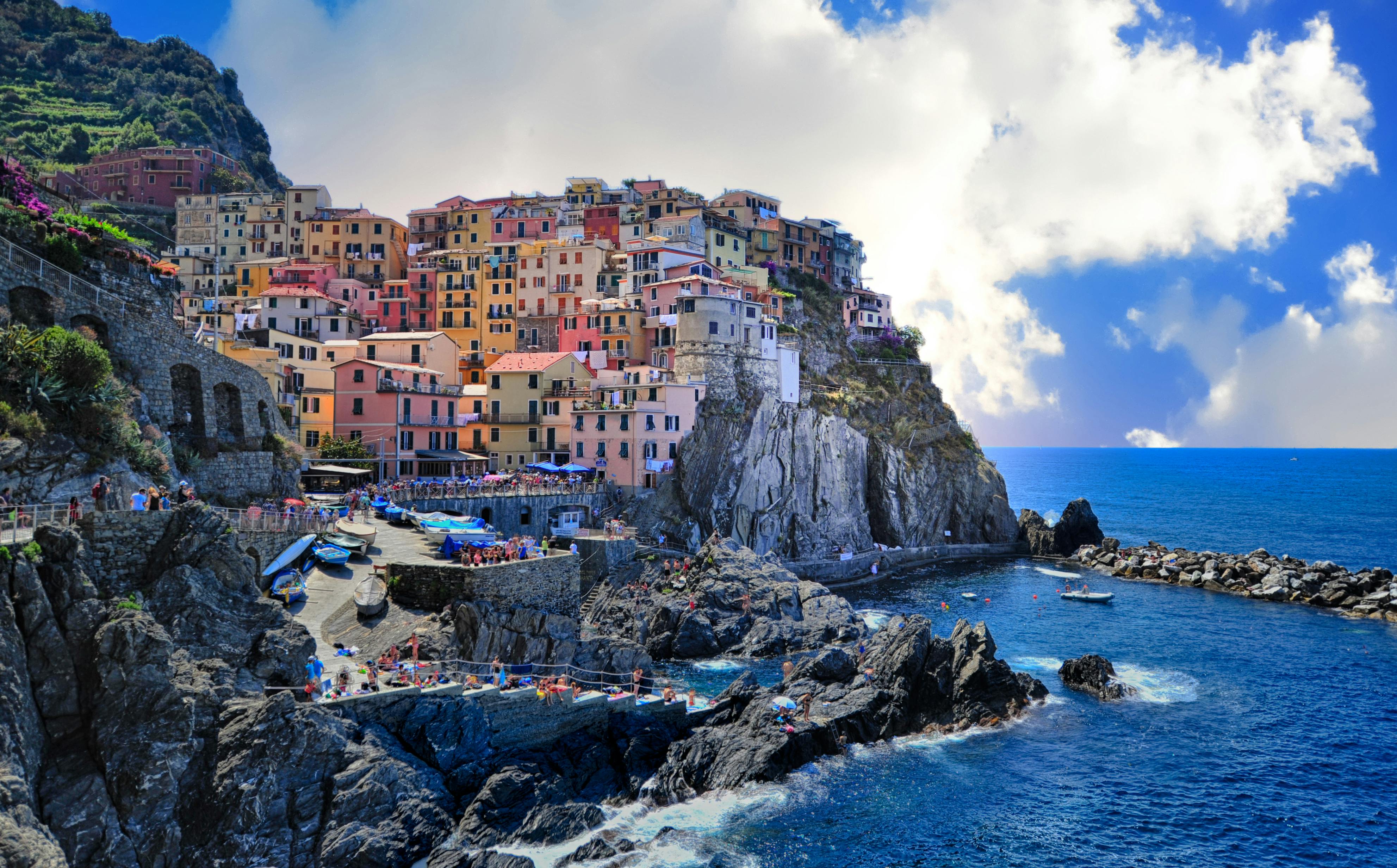 A colorful Italian town built on a hillside overlooking the azure sea, the houses are staggered and the scenery is beautiful. - free wallpaper image