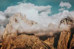 A range of mountains with thick clouds, the tops of the mountains are sharp, and the clouds are thick, like a castle covered in mist. - free wallpaper image