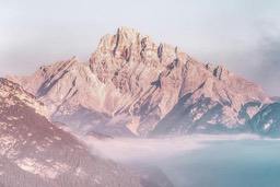 The mountains stand tall, shrouded in mist, the distant peaks are hidden in the mist. - free wallpaper image