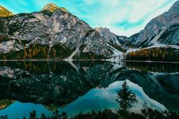 The mountain range is reflected in the clear lake, forming a beautiful reflection picture - free wallpaper image